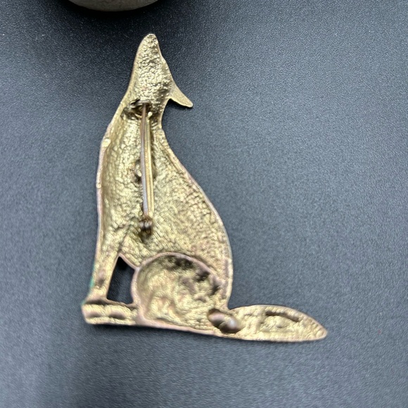 Vtg Howling Wolf Coyote Brooch Southwestern Goldtone Large Estate Lapel Pin - Picture 6 of 6